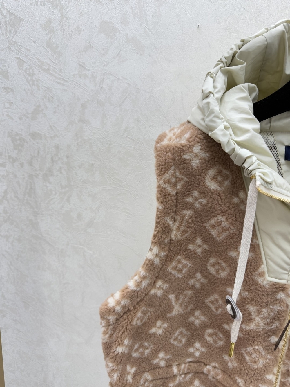 Women’s LV Monogram Sherpa Fleece Vest - Picture 6 of 10